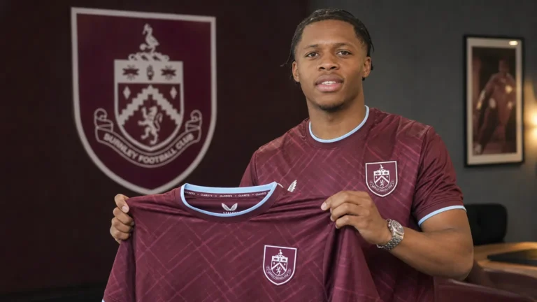 Largie Ramazani poseert met een Burnley-shirt tijdens een officiële clubpresentatie.