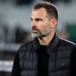 Ivan Leko staat geconcentreerd langs de zijlijn in het stadion.