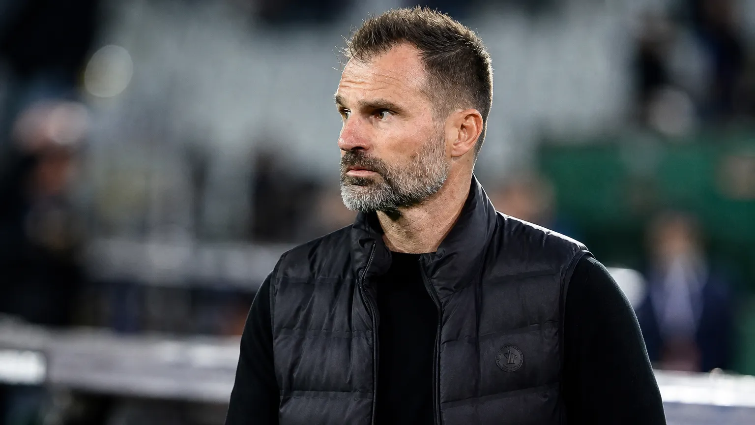 Ivan Leko staat geconcentreerd langs de zijlijn in het stadion.