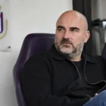 Antoine Sibierski zit in de technische zone van RSC Anderlecht tijdens een gesprek.