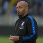 Stijn Stijnen langs de zijlijn van een voetbalstadion in Patro Eisden-kleding.