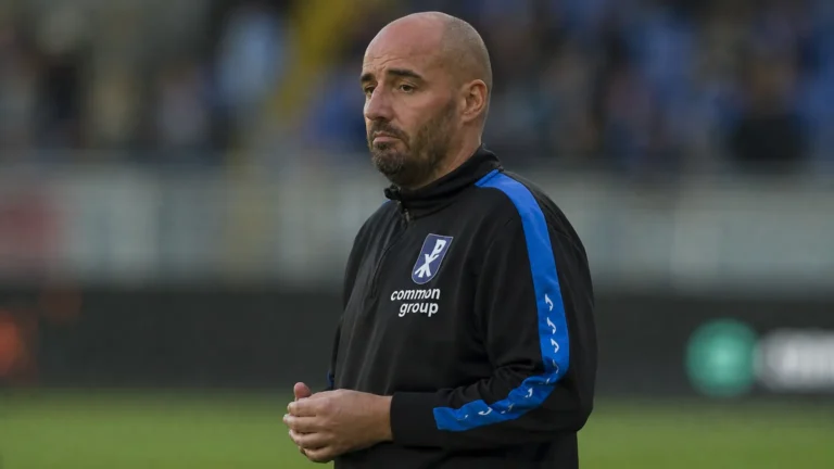 Stijn Stijnen langs de zijlijn van een voetbalstadion in Patro Eisden-kleding.