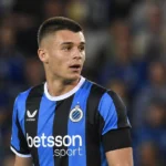 Nicolo Tresoldi van Club Brugge tijdens een rustige spelonderbreking op het veld.