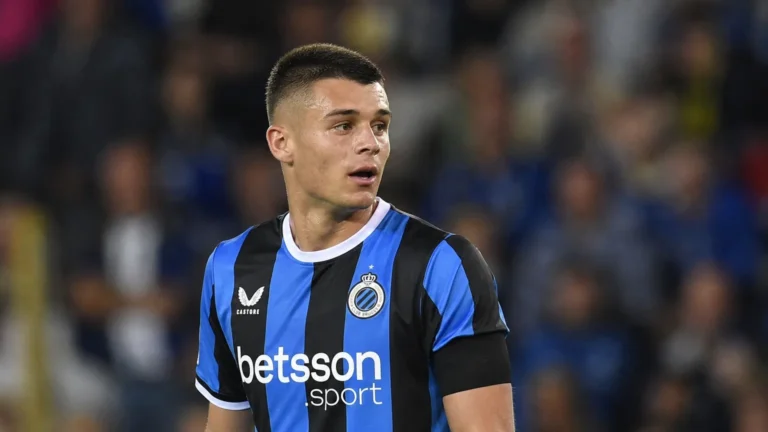 Nicolo Tresoldi van Club Brugge tijdens een rustige spelonderbreking op het veld.