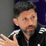 Vitor Bruno spreekt als coach van RSC Anderlecht tijdens een persmoment.