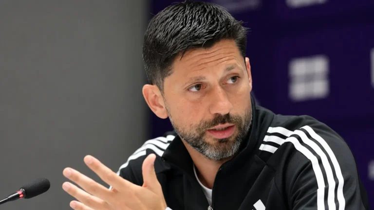 Vitor Bruno spreekt als coach van RSC Anderlecht tijdens een persmoment.