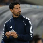 Vitor Bruno langs de zijlijn in een donkere trainingsjas van Anderlecht.