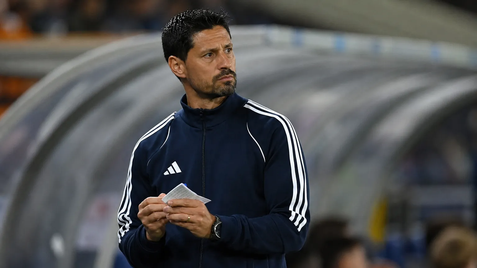 Vitor Bruno langs de zijlijn in een donkere trainingsjas van Anderlecht.