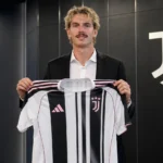 Nick Woltemade poseert met een Juventus-shirt tijdens zijn presentatie in Turijn.