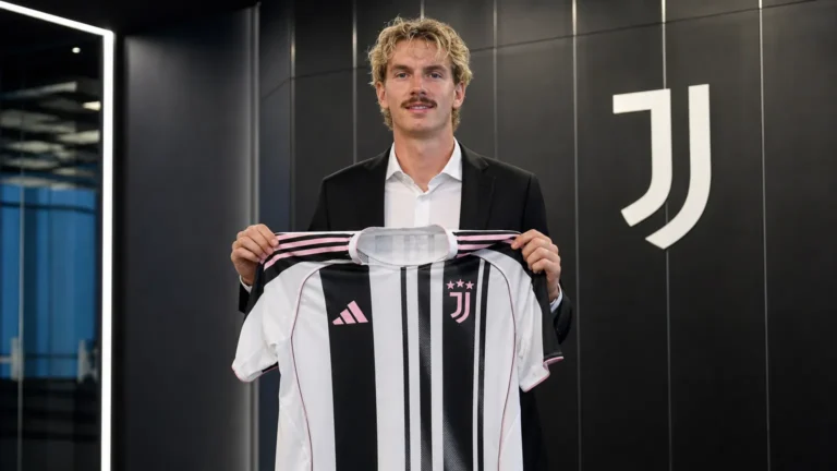 Nick Woltemade poseert met een Juventus-shirt tijdens zijn presentatie in Turijn.