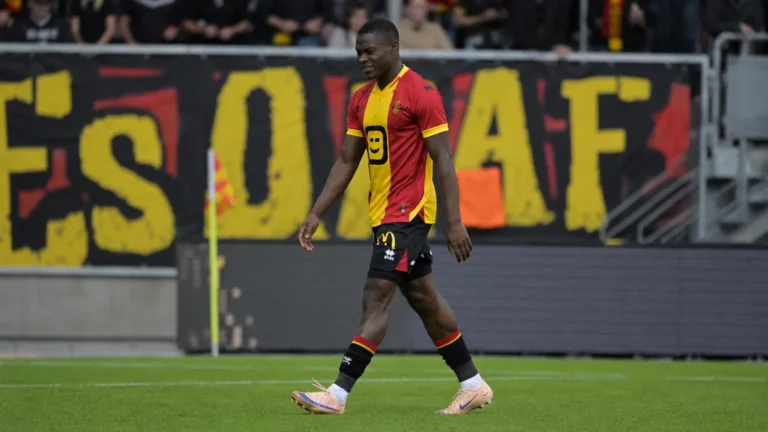 Adeshina Ayodele loopt in het rood-geel van KV Mechelen richting de zijlijn.