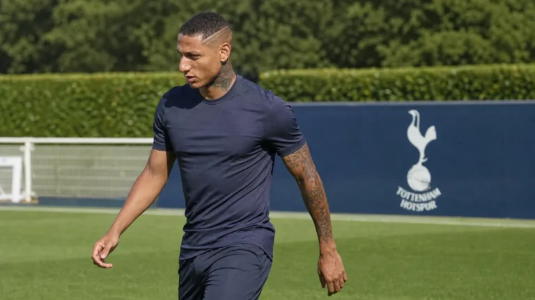 Richarlison tijdens een rustige training aan het trainingscomplex van Tottenham Hotspur.