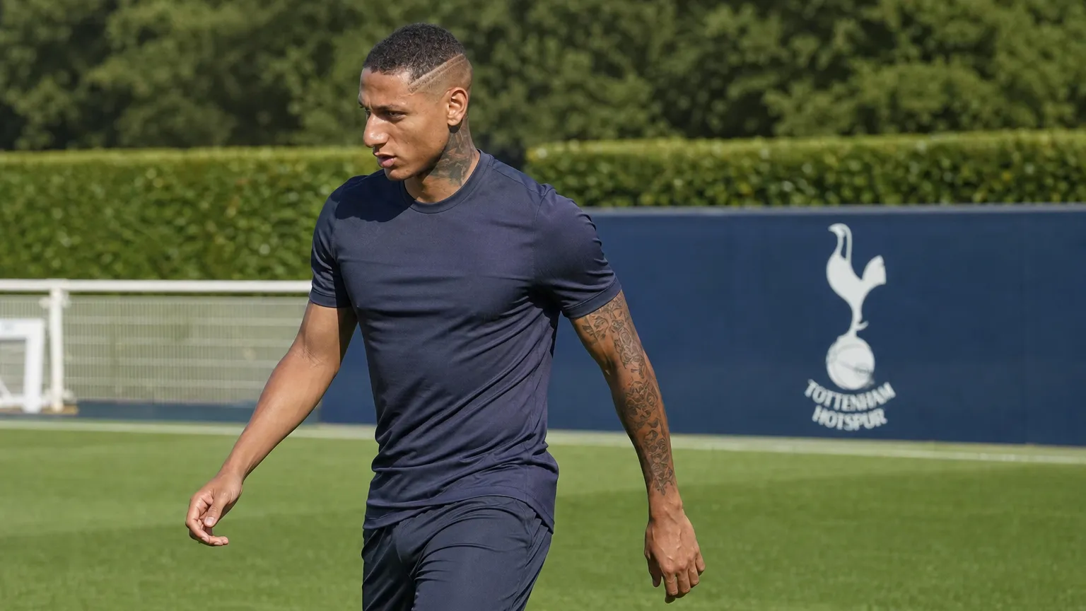Richarlison tijdens een rustige training aan het trainingscomplex van Tottenham Hotspur.