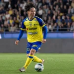 Ryotaro Ito in actie in het geel-blauwe tenue van STVV.