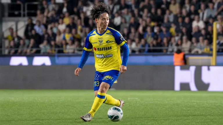 Ryotaro Ito in actie in het geel-blauwe tenue van STVV.