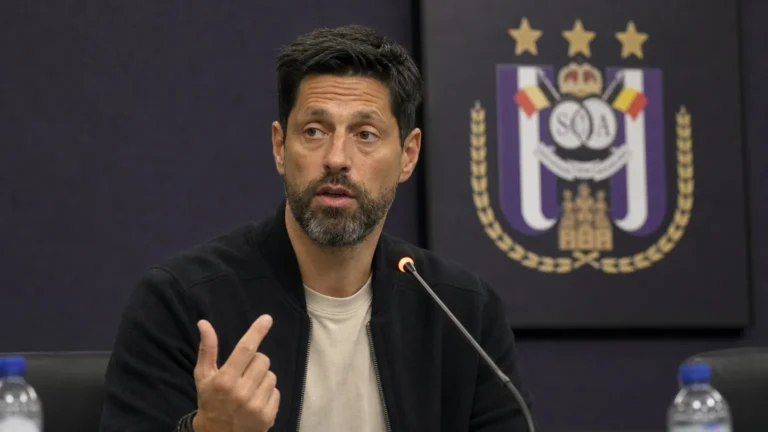 Vítor Bruno spreekt op een persconferentie van RSC Anderlecht.