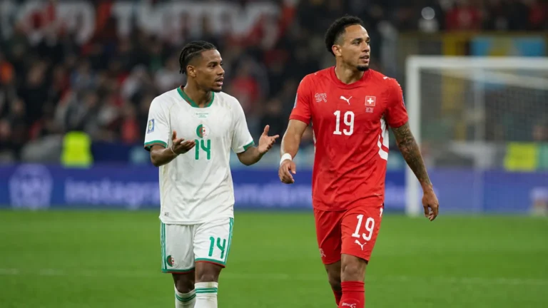 Een Zwitserse en een Algerijnse international in een nieuw wedstrijdmoment op het veld.