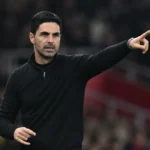 Mikel Arteta aan de zijlijn van het Emirates Stadium tijdens een wedstrijdmoment.