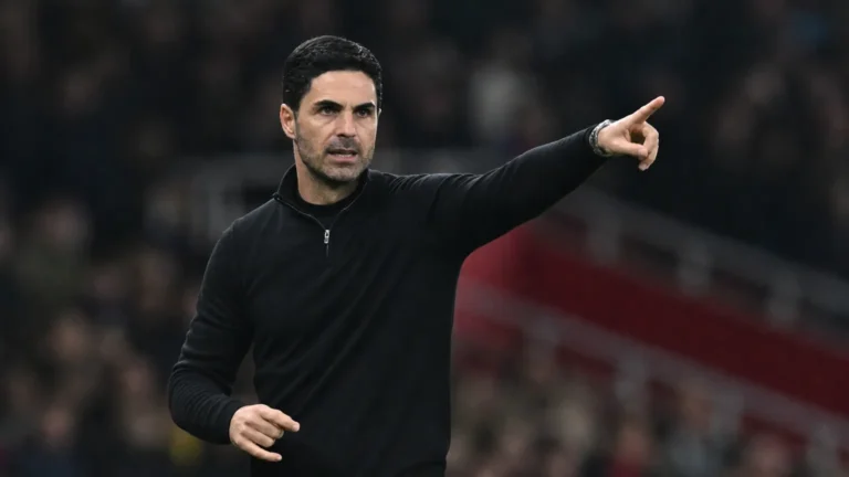 Mikel Arteta aan de zijlijn van het Emirates Stadium tijdens een wedstrijdmoment.