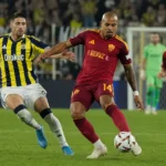 Spelers van AS Roma tijdens een wedstrijd tegen Fenerbahçe.