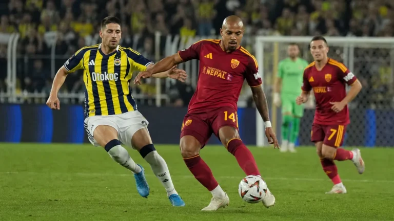 Spelers van AS Roma tijdens een wedstrijd tegen Fenerbahçe.