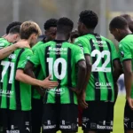 Een groep Cercle Brugge-spelers in groen-zwarte shirts verzamelt op het veld.