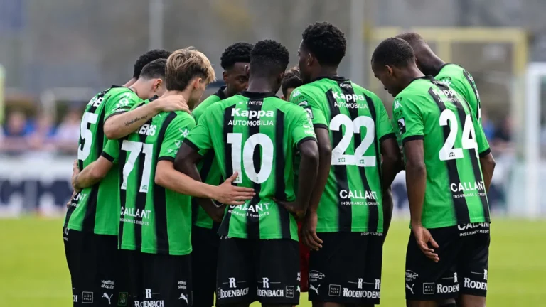 Een groep Cercle Brugge-spelers in groen-zwarte shirts verzamelt op het veld.