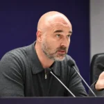 Antoine Sibierski spreekt tijdens een persmoment van RSC Anderlecht.