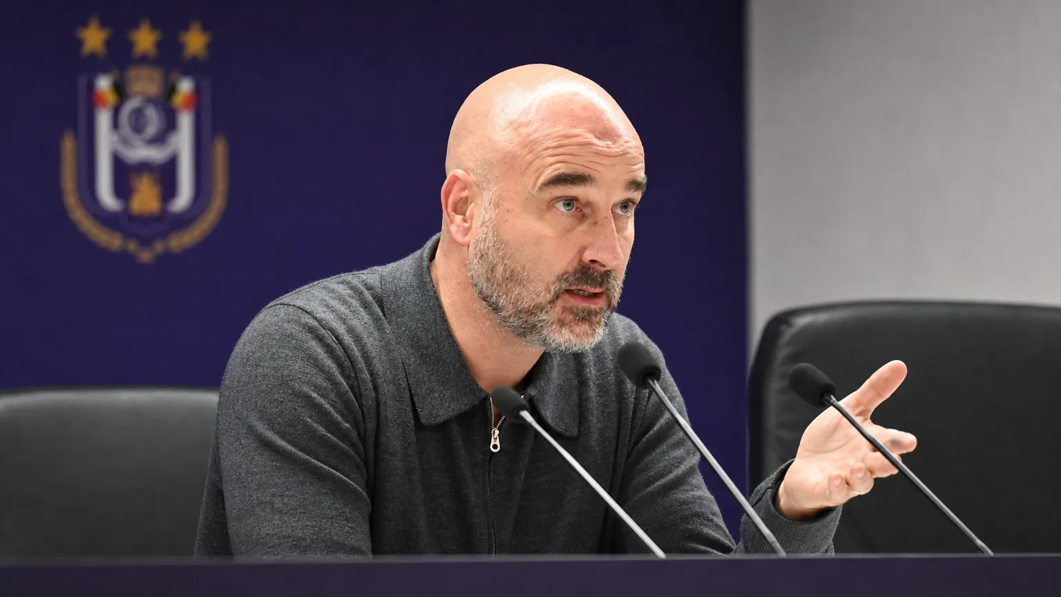 Antoine Sibierski spreekt tijdens een persmoment van RSC Anderlecht.
