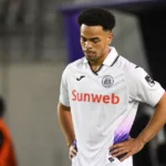 Mario Stroeykens in het witte shirt van RSC Anderlecht aan de rand van het veld.