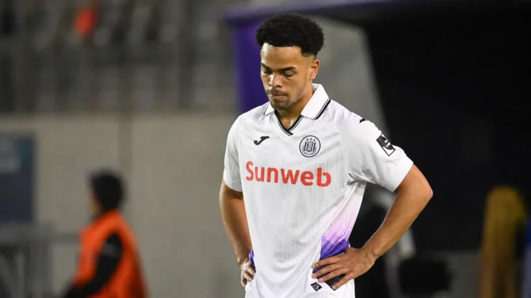 Mario Stroeykens in het witte shirt van RSC Anderlecht aan de rand van het veld.