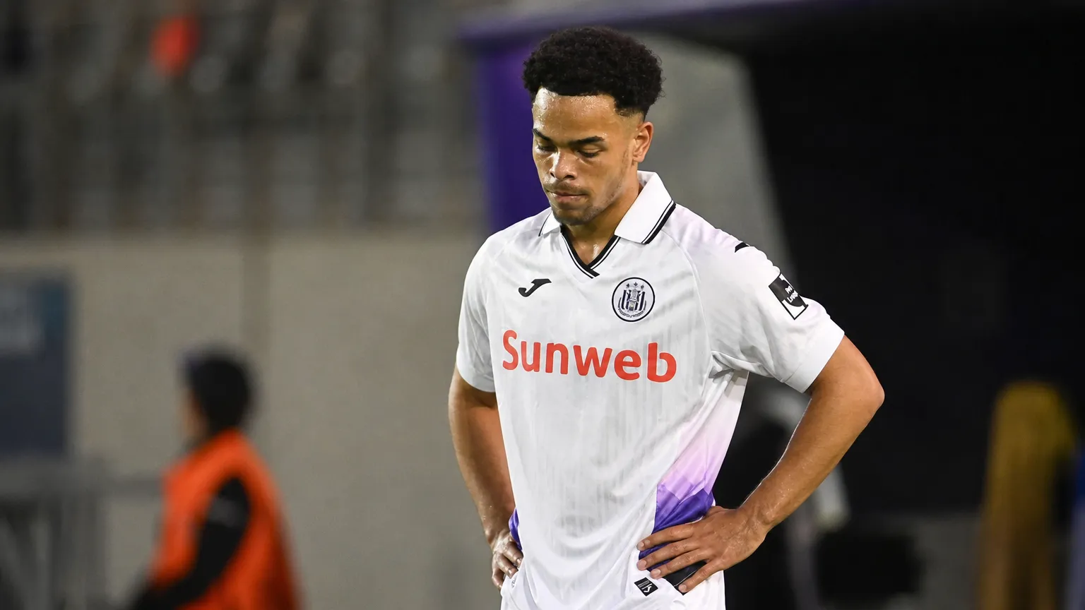Mario Stroeykens in het witte shirt van RSC Anderlecht aan de rand van het veld.