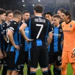 Een groep Club Brugge-spelers in blauw-zwarte wedstrijdkleding tijdens een nieuw pre-matchmoment.