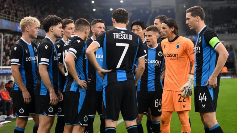 Een groep Club Brugge-spelers in blauw-zwarte wedstrijdkleding tijdens een nieuw pre-matchmoment.