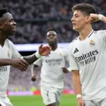 Arda Güler viert in het witte wedstrijdshirt van Real Madrid met ploegmaats.