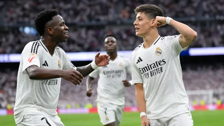 Arda Güler viert in het witte wedstrijdshirt van Real Madrid met ploegmaats.