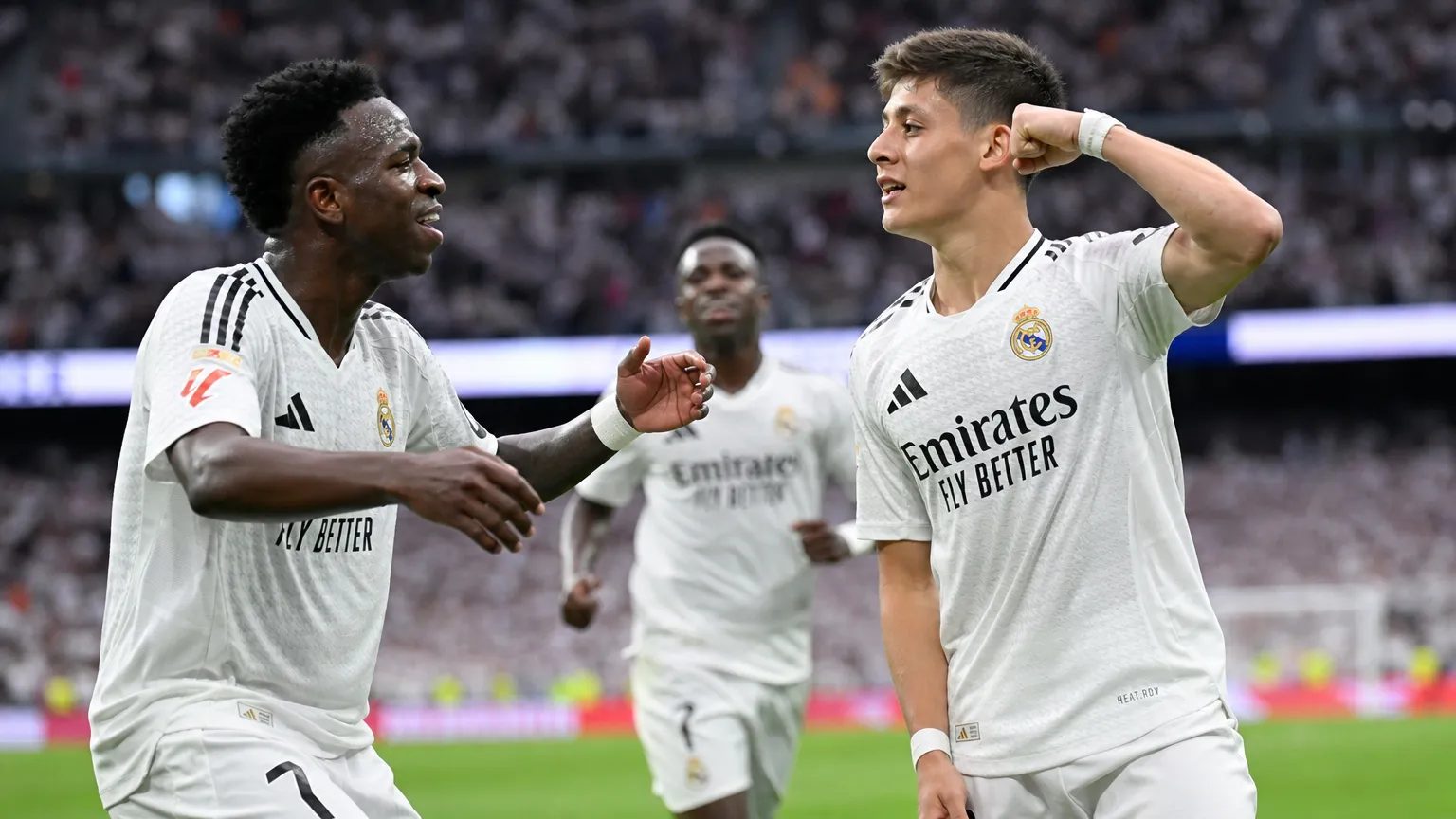 Arda Güler viert in het witte wedstrijdshirt van Real Madrid met ploegmaats.
