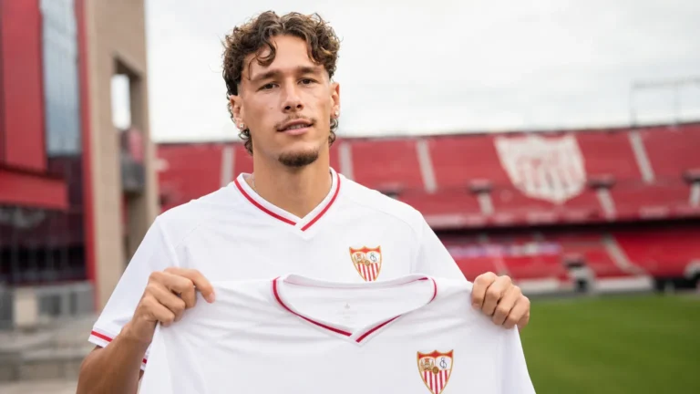 Lucas Stassin poseert met een Sevilla-shirt tijdens een officiële clubpresentatie.