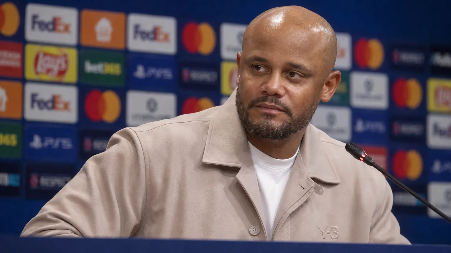 Vincent Kompany tijdens een persconferentie na een Champions League-duel.