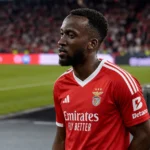 Dodi Lukebakio aan de rand van het veld in zijn rood-witte Benfica-shirt.