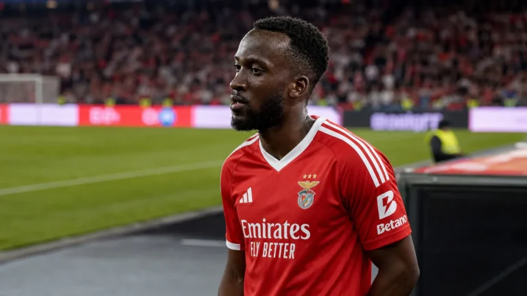 Dodi Lukebakio aan de rand van het veld in zijn rood-witte Benfica-shirt.