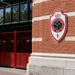 De ingang van de Bosuil met een discreet bord van Royal Antwerp FC.