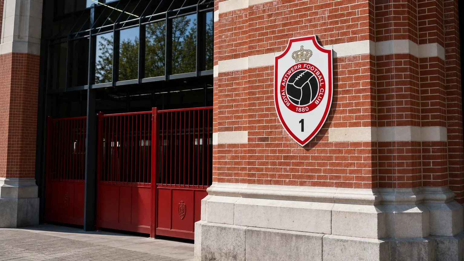 De ingang van de Bosuil met een discreet bord van Royal Antwerp FC.