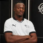 Mohammed Fuseini poseert tijdens zijn officiële voorstelling bij Derby County.