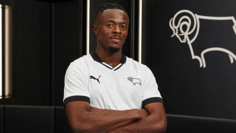 Mohammed Fuseini poseert tijdens zijn officiële voorstelling bij Derby County.