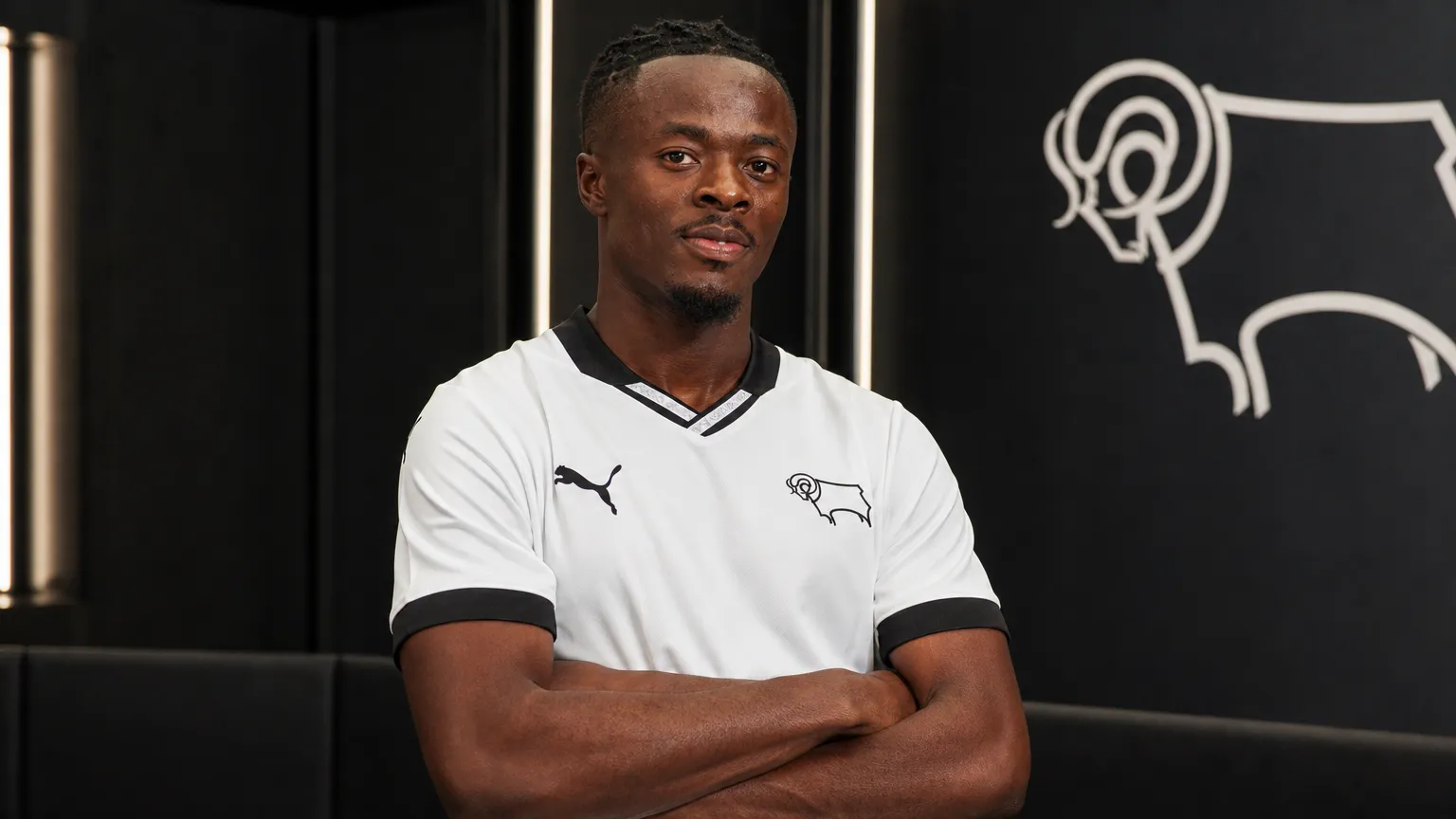 Mohammed Fuseini poseert tijdens zijn officiƫle voorstelling bij Derby County.