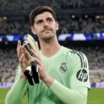 Thibaut Courtois applaudisseert als doelman van Real Madrid op het veld.