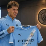 Enzo Fernández poseert met een Manchester City-shirt tijdens zijn officiële voorstelling.