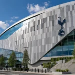 De gevel van het stadion van Tottenham Hotspur met een clubembleem.