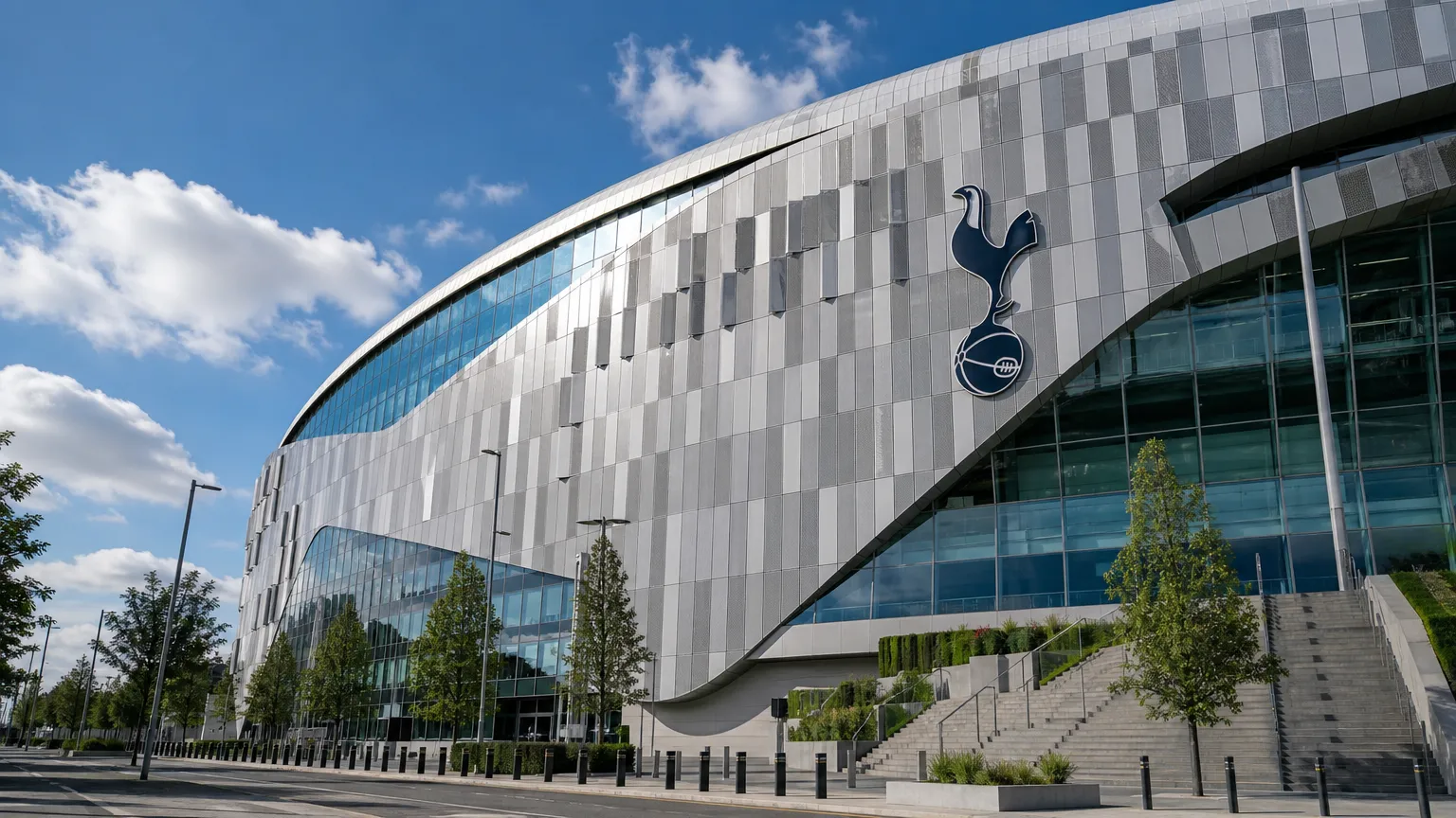 De gevel van het stadion van Tottenham Hotspur met een clubembleem.